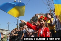 Люди на Хрещатику вітають учасників Маршу ветеранів війни України з Росією у День Незалежності. Київ, 24 серпня 2019 року