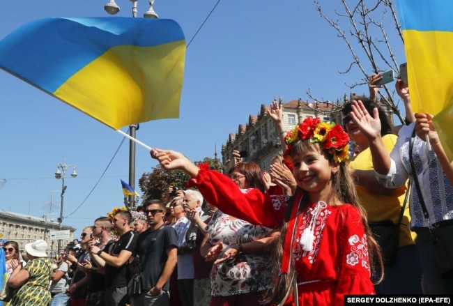 Люди на Хрещатику вітають учасників Маршу ветеранів війни України з Росією у День Незалежності. Київ, 24 серпня 2019 року