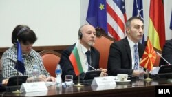 Ivan Velikov Petkov (u sredini): Bugarska podržava napore premijera Zajeva