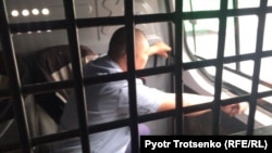 Фото, сделанное репортером Азаттыка Петром Троценко в автозаке после задержания. Алматы, 9 июня 2019 года.