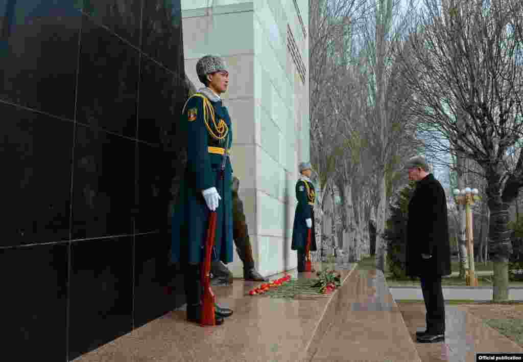 Кыргыз Республикасынын президенти&nbsp;Алмазбек Атамбаев&nbsp;бүгүн, 17-мартта 2002-жылы Аксы окуясында курман болгондорду эскерди. &nbsp;