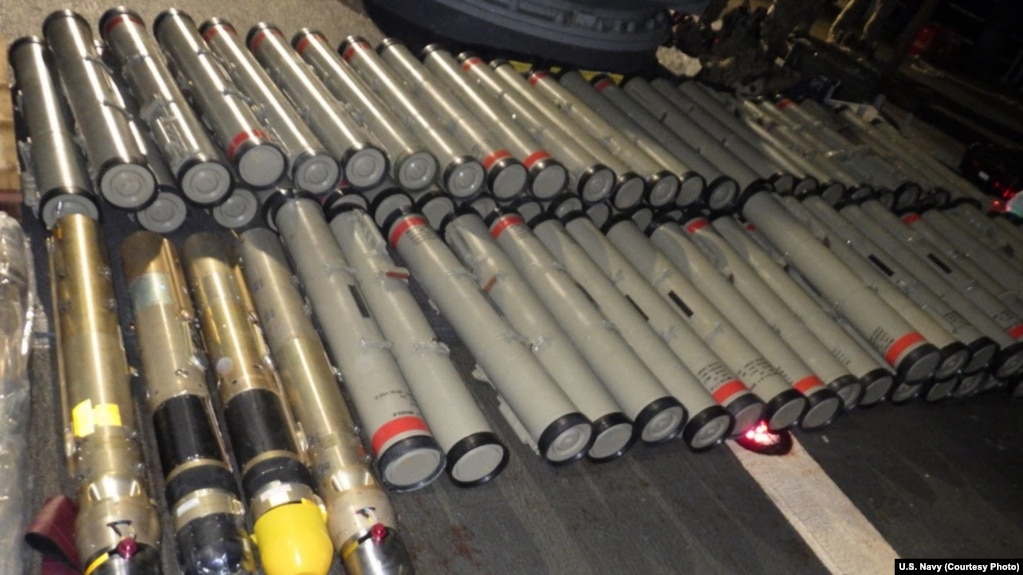سلاحهای توقیف شده از یک لنج در دریای عرب توسط ناو آمریکایی