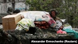 Российские солдаты на танке в городе Попасная в Луганской области Украины, 26 мая 2022 года