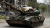 Російські солдати на танку з побутовими речами у Луганській області