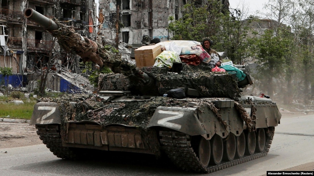 Российские солдаты на танке в городе Попасная в Луганской области