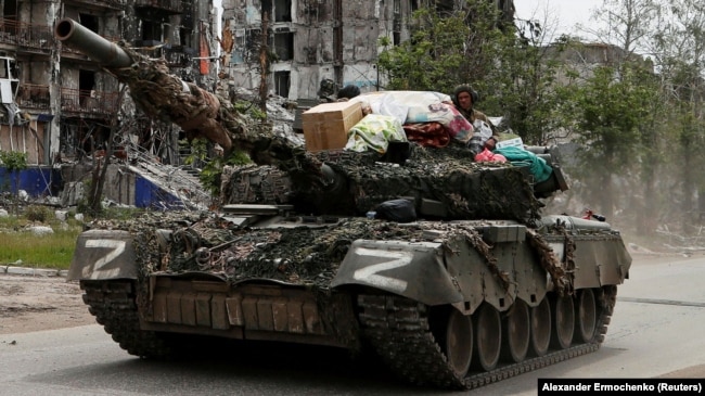 Російські солдати на танку в місті Попасна на Луганщині з побутовими речами, травень 2022 року