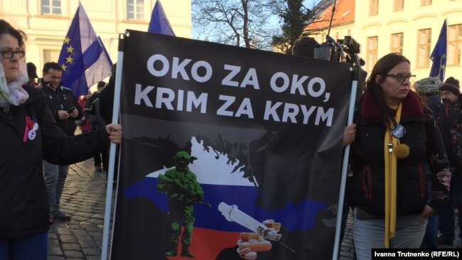 УÑаÑÑники демонÑÑÑаÑии за оÑÑÑÐ°Ð²ÐºÑ Ð¿ÑемÑеÑ-миниÑÑÑа ЧеÑ
ии обÑаÑали внимание, ÑÑо его ÑÑн ездил в оккÑпиÑованнÑй РоÑÑией ÐÑÑм