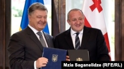 Ukrainian President Petro Poroshenko and his Georgian counterpart Giorgi Margvelashvili in Tbilisi on July 18.