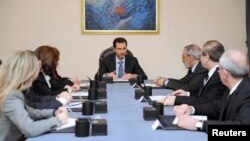 Сирия президенті Башар Асад (ортада) Женевадағы келіссөздерге Сирия үкіметі атынан қатысатын делегациямен кеңесіп отыр. Дамаск, 20 қаңтар 2014 жыл.