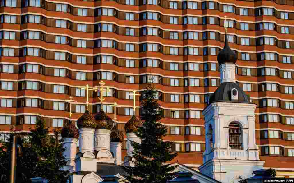 A view of a church in front of the President-Hotel in Moscow. (AFP/Mladen Antonov)