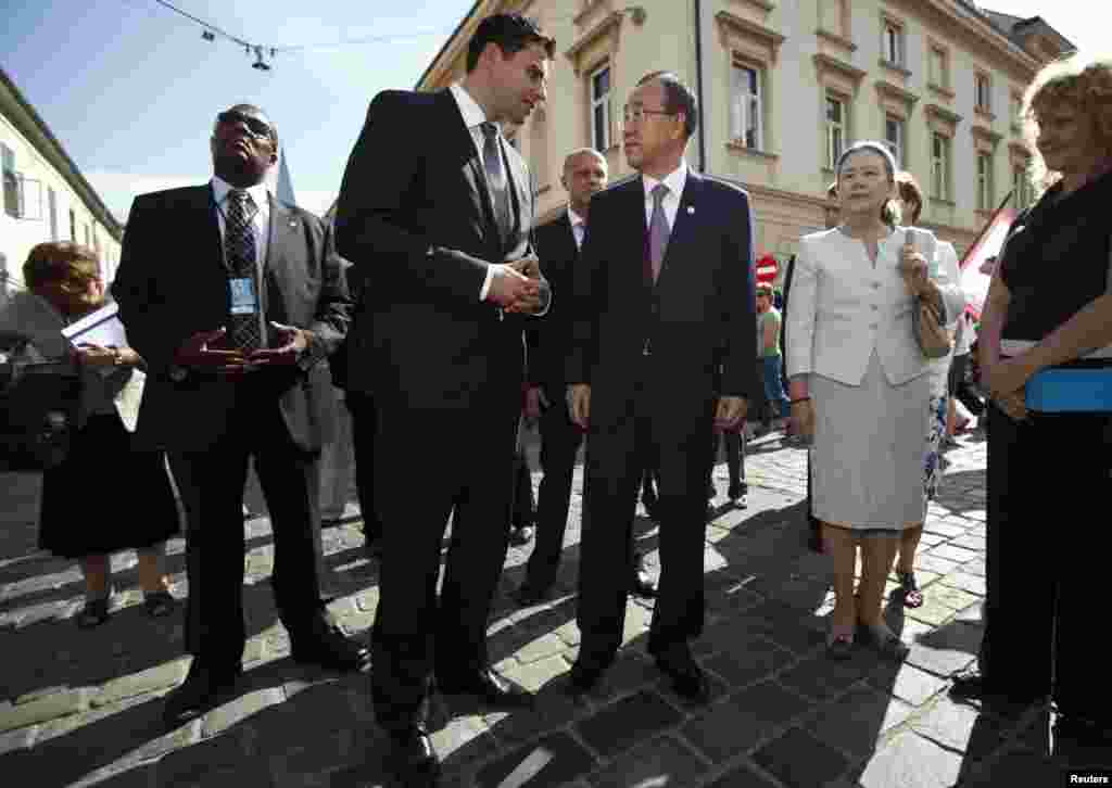 Predsednik gradske skup&scaron;tine Davor Bernardić i Ban Ki-mun tokom &scaron;etnje Zagrebom 20. jula