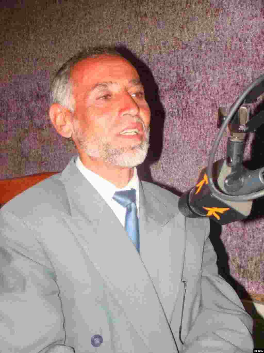 سنګین محمد رحماني د ازادۍ راډیو په سټوډیو کې