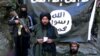 На кадре из недатированного видео запечатлен Хафиз Саид (в центре), основатель ИГ-К, на афгано-пакистанской границе в январе 2015 года