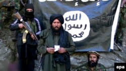 На кадре из недатированного видео запечатлен Хафиз Саид (в центре), основатель «ИГ-К», на афгано-пакистанской границе в январе 2015 года.