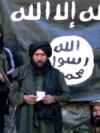 На кадре из недатированного видео запечатлен Хафиз Саид (в центре), основатель ИГ-К, на афгано-пакистанской границе в январе 2015 года