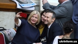 Народні депутати України Ірина Геращенко (ліворуч) і Святослав Вакарчук
