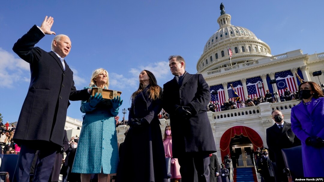 Joe Biden a fost învestit în funcția de președinte al SUA de către șeful Curții Supreme, John Roberts, pe 20 ianuarie 2021 DC. (Photo by Andrew Harnik / AFP)