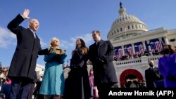 Joe Biden a fost învestit în funcția de președinte al SUA de către șeful Curții Supreme, John Roberts, pe 20 ianuarie 2021 DC. (Photo by Andrew Harnik / AFP)