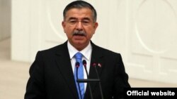 د ترکیې د پوهنې وزیر عصمت یولماز