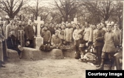 Înmormântarea unor prizonieri români la Dänholm-Stralsund (Foto: Expoziția Marele Război, 1914-1918, Muzeul Național de Istorie a României)