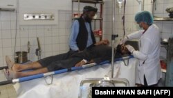 Աֆղանստան - Հիվանդանոցում բուժօգնություն են ցուցաբերում Կունդուզում օդային հարվածի հետևանքով վիրավորված տղամարդուն, 2-ը ապրիլի, 2018թ․
