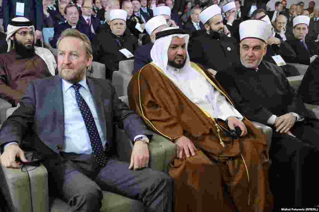Bakir Iyetbegovic (left), the Bosniak member of Bosnia-Herzegovina's tripartite presidency, alongside a Qatari official