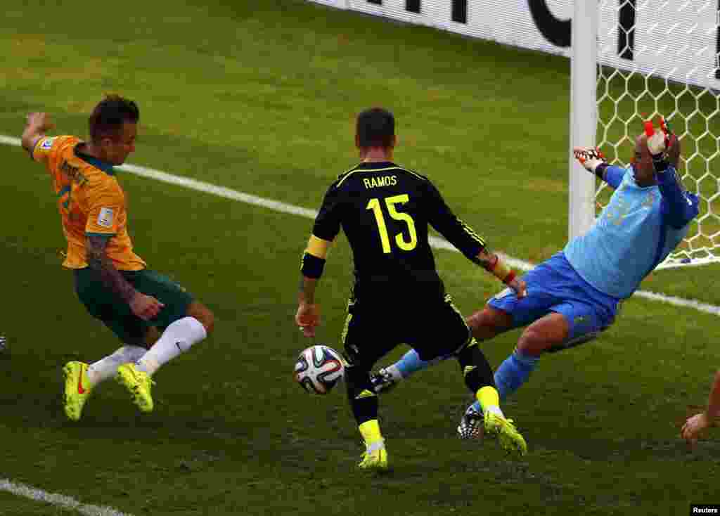 Avstraliya-İspaniya &ndash; 0:3. Qapıçı Pepe Reina zərbəni dəf edir.