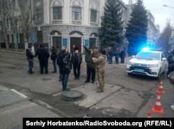 Суд у Бахмуті, де мали розглянути зміну запобіжного заходу підозрюваним у вбивстві бахмутського активіста Артема Мірошниченка, обстежують через повідомлення про замінування. 2019 рік