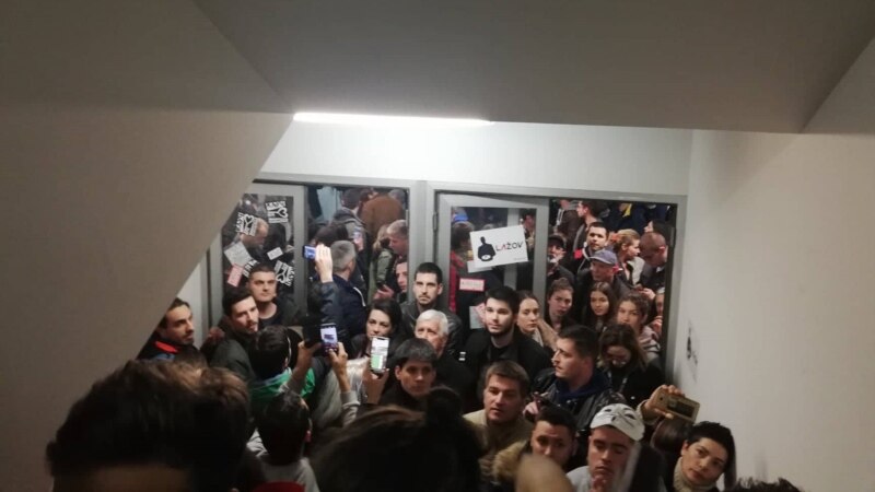 Протест во Белград: Демонстрантите влегоа во зградата на РТС