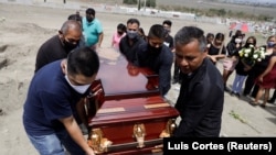 Porodica i prijatelji sahranjuju osobu umrlu od COVID-a 19, Meksiko
