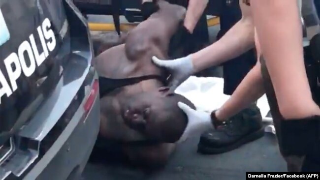 در ویدئویی که از لحظات بازداشت جورج فلوید منتشر شده است می‌توان دید در حالی که او روی زمین افتاده است یک مامور پلیس زانوی خود را روی گردن او گذاشته و به مدت طولانی گردن قربانی را فشار می‌دهد.