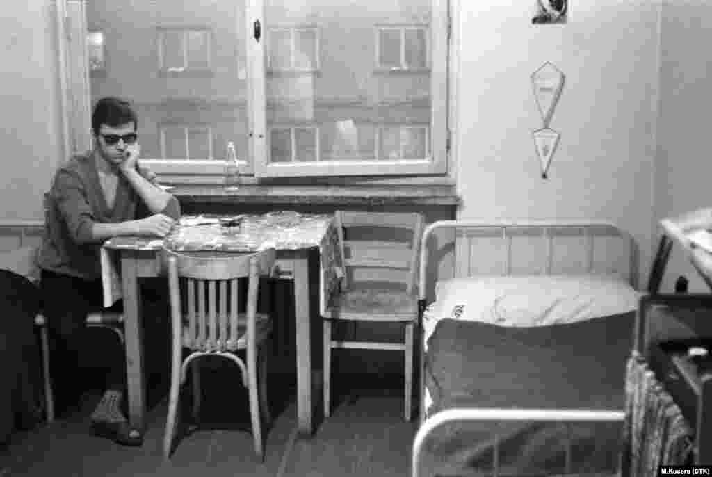 یک دانشجو در اتاق خوابگاه یان پالاخ در ژانویه ۱۹۶۹.