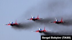 Ҳавопаймоҳои Миг ҳангоми тамрини гашти низомӣ дар Маскав дар рӯзи 10-уми июн