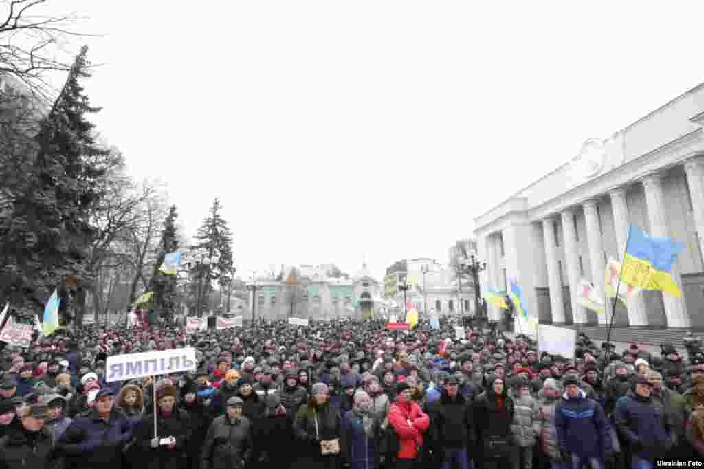 Понад 800 осіб біля будівлі Верховної Ради вимагали відставки прем&#39;єр-міністра Арсенія Яценюка та збереження спеціального режиму ПДВ для аграріїв. Київ, 17 грудня 2015 року