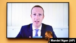 Основатель Facebook Марк Цукерберг даёт показания в Палате представителей США, архив