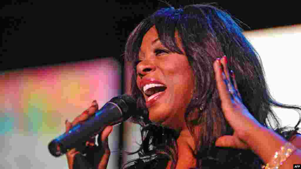 Njemačka - Američka pop pjevačica Donna Summer preminula je u 63. godini života na Floridi. Ova fotografija snimljena je na njenom koncertu u Berlinu 30. jula 2009. Foto: AFP / Marc Mueller