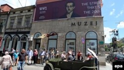 Kopja e veturës në të cilën ishin Franz Ferdinand dhe gruaja e tij Sophie - në momentin kur u bë atentat kundër tyre - qëndron para një muzeu në Sarajevë