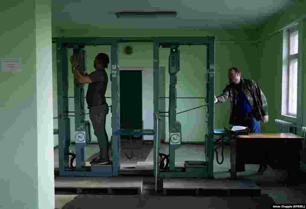 Це той момент, якого боїться кожен відвідувач Чорнобиля. Поки провідника Дмитра Кольчинського (зліва) перевіряють на наявність радіації, звучить сигнал тривоги. Блимаюча червона лампочка вказує на забруднення в області грудної клітини. Після того, як він знімає значок відвідувача, датчик не спрацьовує. Але він явно наляканий. Дорогою додому телефонує дружині, щоб та підготувала чистий комплект одягу. Футболка буде викинута. &laquo;Я не хочу нічого подібного поруч із моєю дитиною&raquo;. Це яскраве нагадування про те, що, незважаючи на час, який минув, і незважаючи на оптимізм таких людей, як Василь, Чорнобиль залишається отруйною землею