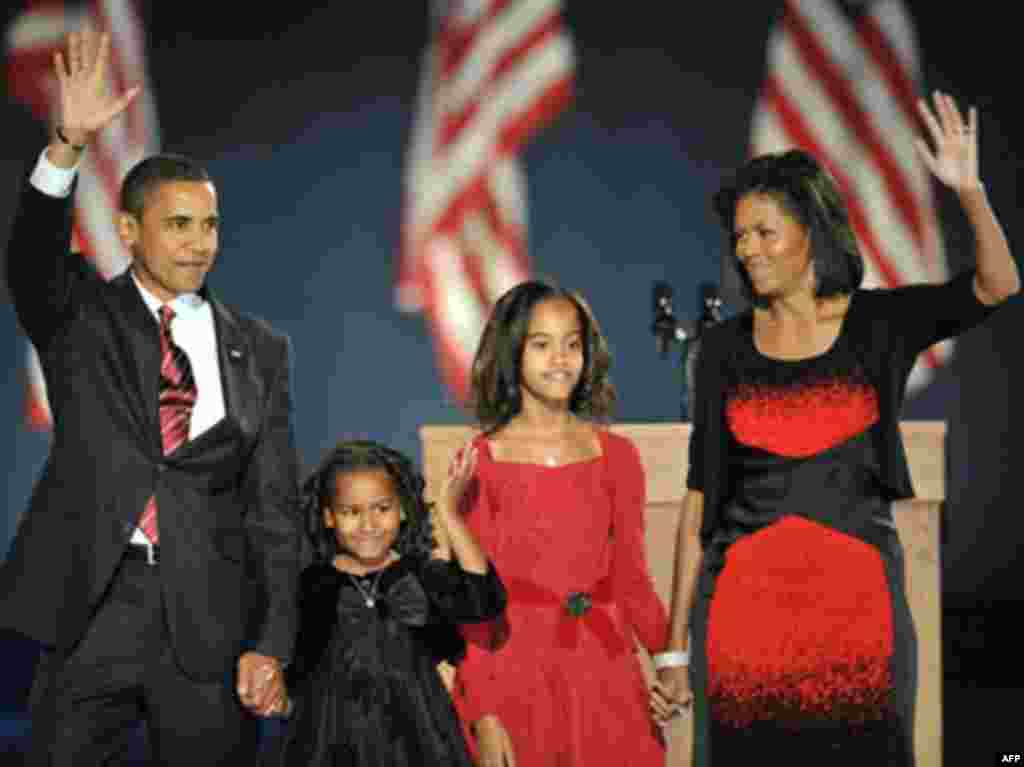 Barak Obama me bashkëshorten dhe vajzat e tij para përkrahësve në Çikago.