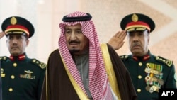 Король Саудовской Аравии Салман бен Абдель Азиз Аль-Сауд с адьютантами