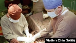 Александр Караськов во время операции (справа)