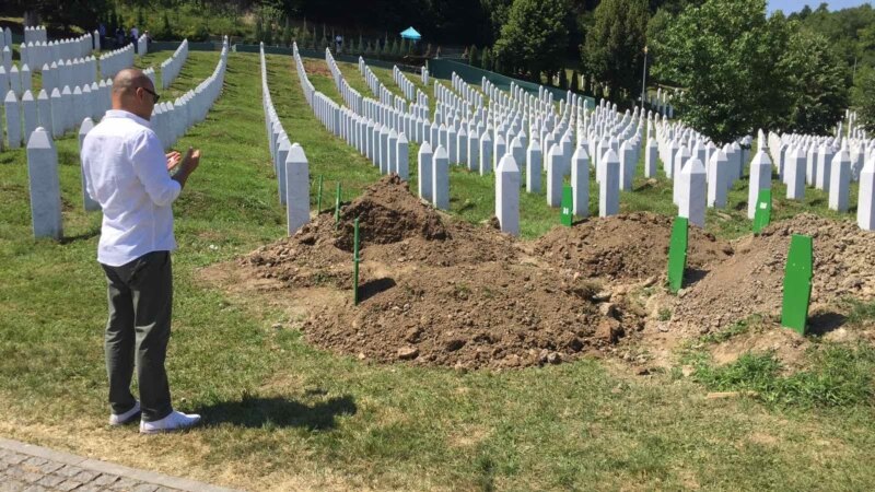 Varrosen mbetjet mortore të nëntë viktimave të gjenocidit në Srebrenicë