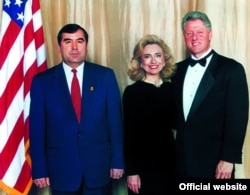 Президент Таджикистана Эмомали Рахмон с тогдашним президентом США Биллом Клинтоном и его супругой Хиллари Клинтон