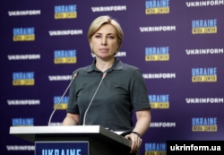 Irina Verescsuk ukrán miniszterelnök-helyettes: Az orosz tanárok "biztosan bíróság elé kerülnek, ha nem hagyják el azonnal a területünket" - mondta.