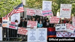 США - Акция протеста против политики отрицания Геноцида армян возле посольства Турции в Вашингтоне, 24 апреля 2014 г. 