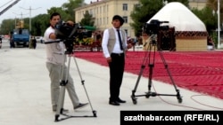 Türkmenistan erkin maglumat akymyny berk çäklenidrýär, žurnalistlere basyş edýär.