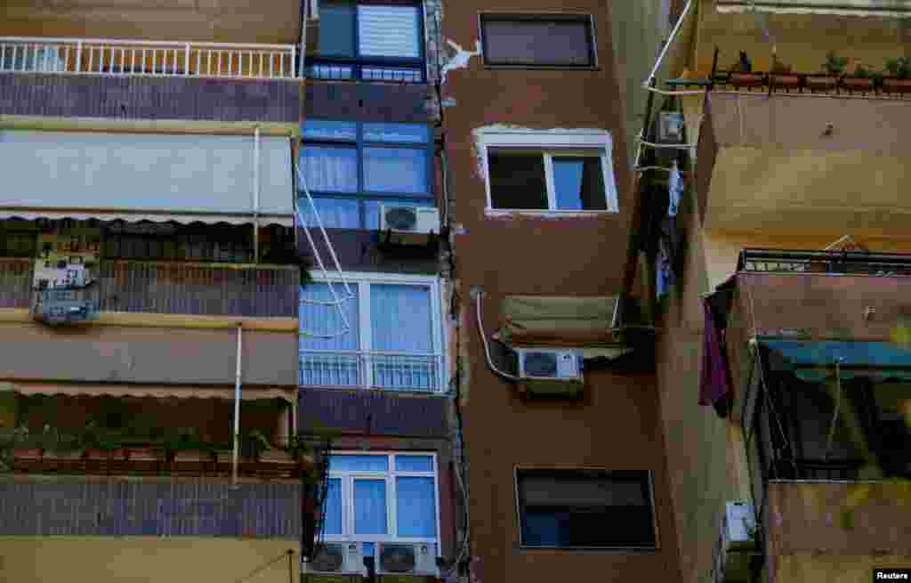 Një e çarë shihet në një ndërtesë në Tiranë, si pasojë e tërmetit të 21 shtatorit. 