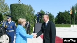 Канцлер Германии Ангела Меркель и президент Азербайджана Ильхам Алиев. Баку, 25 августа 2018 года.
