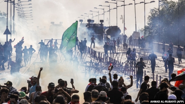 روز سه‌شنبه نیروهای پلیس ضد شورش برای متفرق کردن حدود هزار معترض که در میدان تحریر تجمع کرده بودند از خودروهای آب‌پاش، گاز اشک‌آور و گلوله‌های واقعی استفاده کرد.