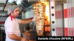 Një punëtor në restoranin sirian Tarbush në Stamboll, 3 Prill 2016